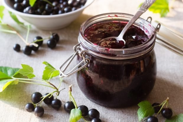 Thick currant jam 