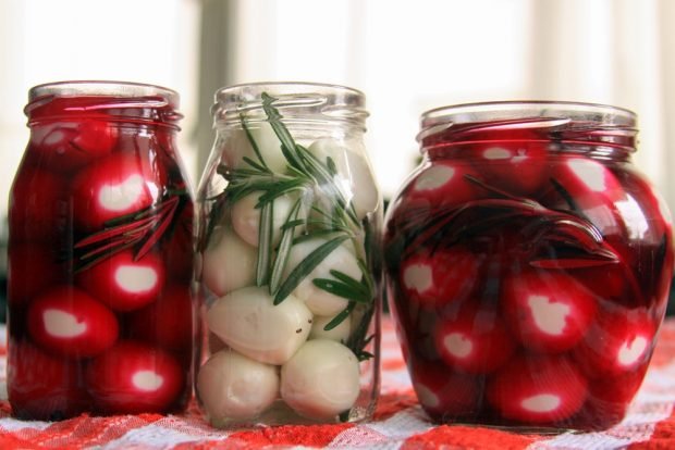 Pickled eggs with beetroot