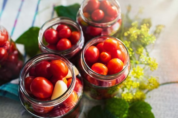 Tomatoes in their own juice with garlic and horseradish for winter