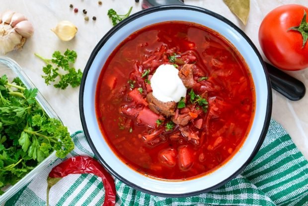 Borscht with chanterelles 