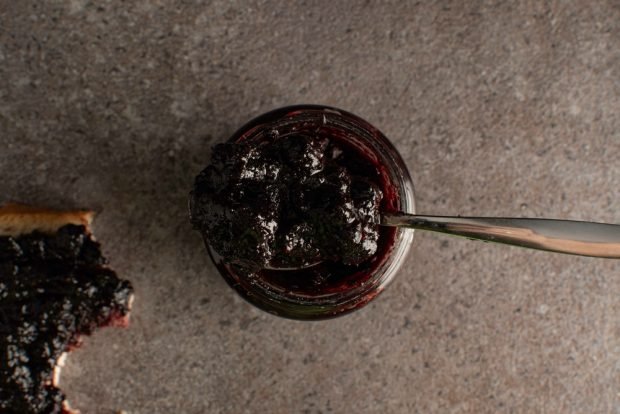 Black currant jam in a slow cooker 