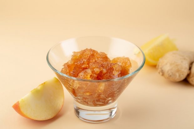 Apple jam with ginger 