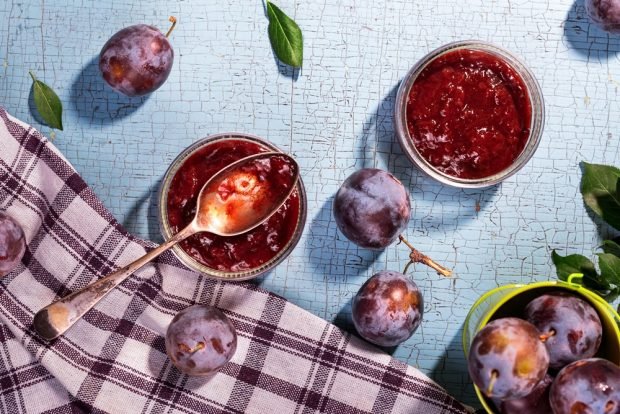 Plum jam with orange 