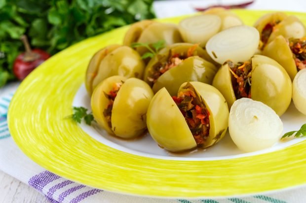 Pickled green tomatoes with garlic for winter