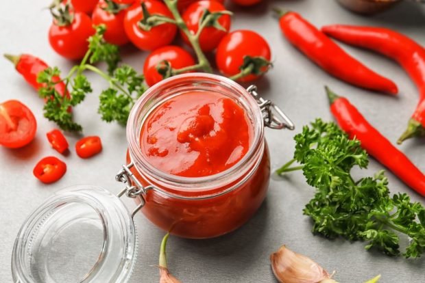 Tomato and pepper ketchup for winter 