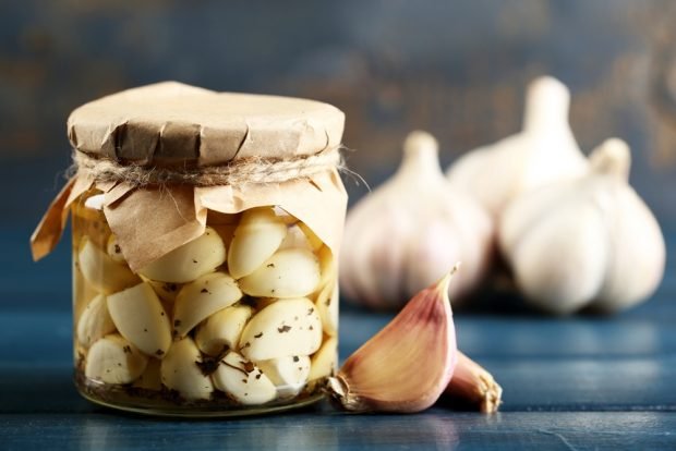 Pickled garlic cloves for winter