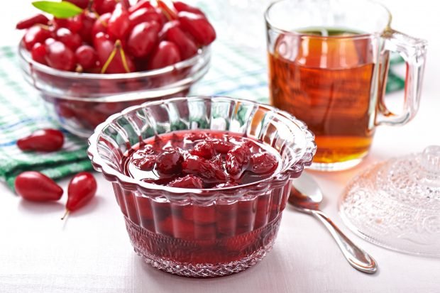 Dogwood jams with stones in Azerbaijani