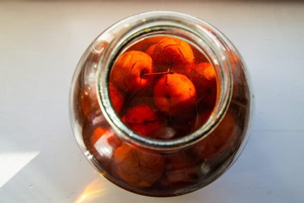 Compote of apples with honey for winter