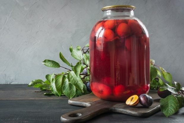 Compote for winter from apples and plums