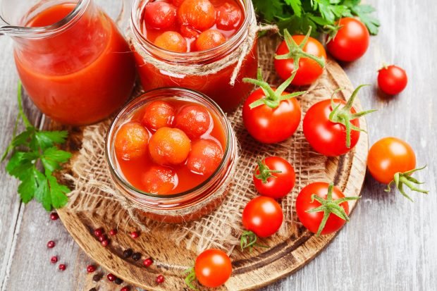 Tomatoes in their own juice without skin for the winter