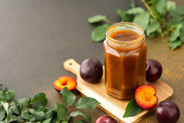 Thick plum jam 