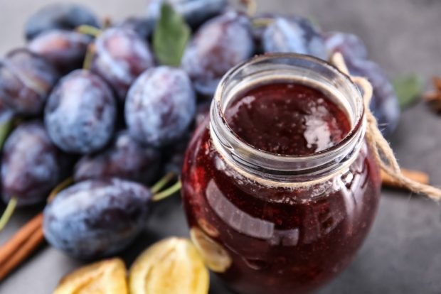 Plum jam in a bread maker 