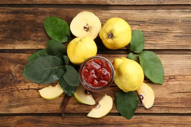 Quince jam with nuts