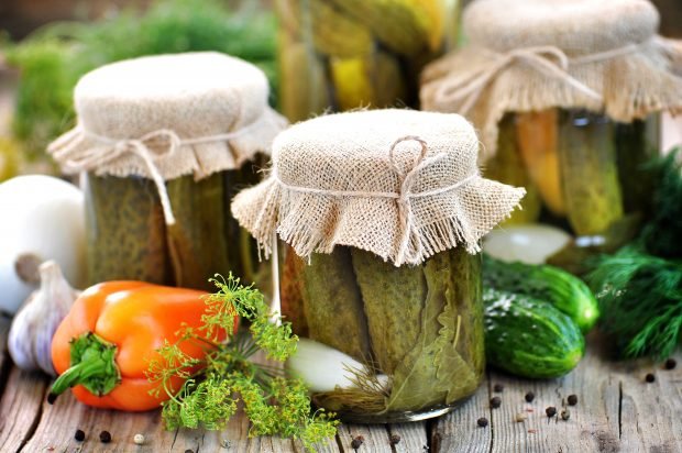 Crispy pickled cucumbers with vinegar for winter