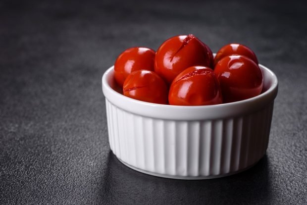 Cherry tomatoes in apple juice for winter