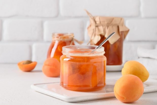 Apricot jam with honey 