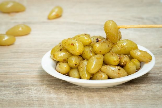 Pickled grapes as olives for winter