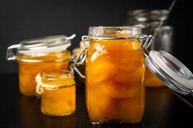 Apricot jam in the microwave