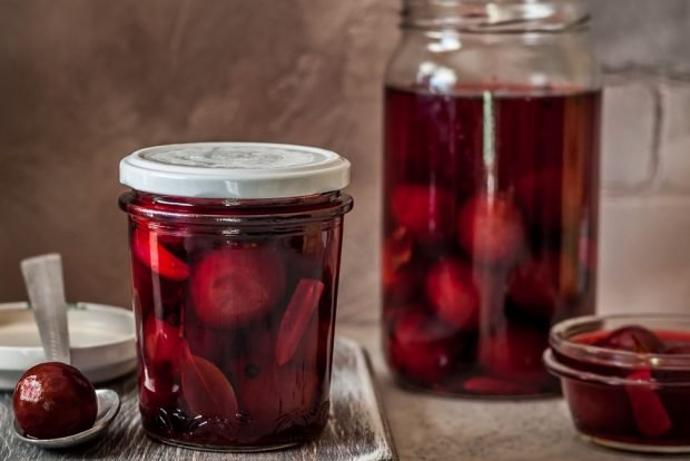 Prunes in marinade for winter