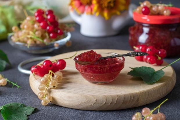 Red and white currant jam