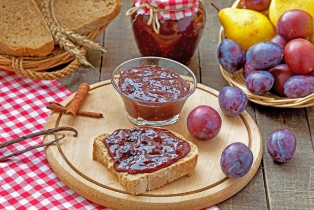 Jam from plums and pears