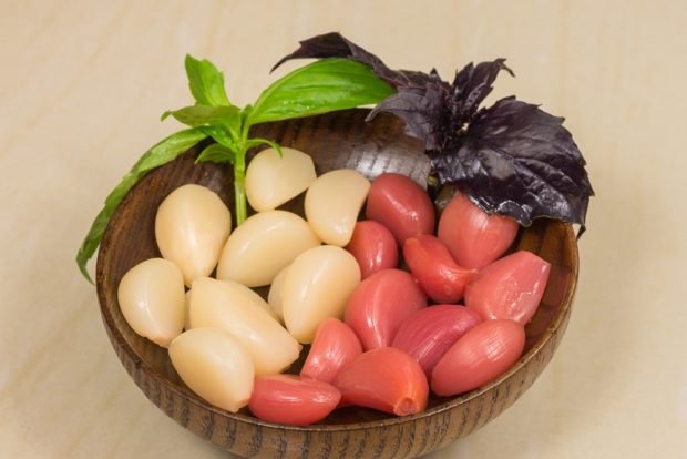 Pickled garlic cloves with beetroot for winter