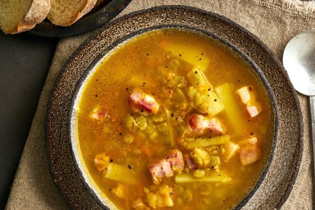 Winter pea soup with pork and smoked meats