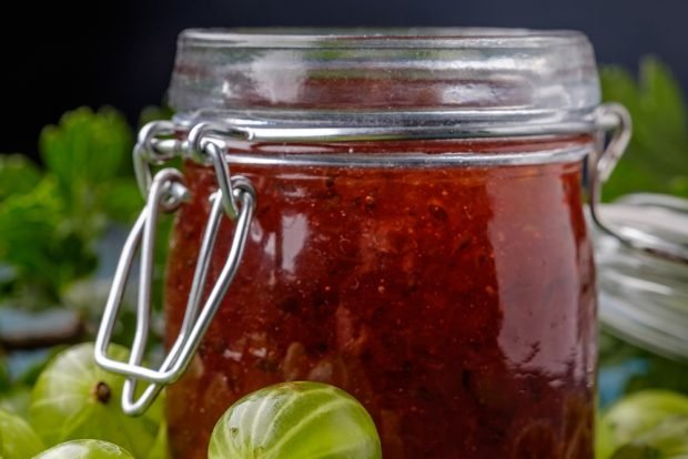 Gooseberry jam with cinnamon 