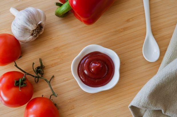 Tomato and bell pepper ketchup for winter 