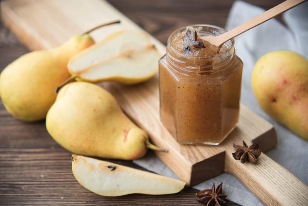 Pear jam with lemon and cinnamon