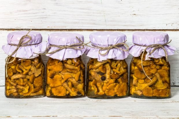 Crispy pickled chanterelles for winter