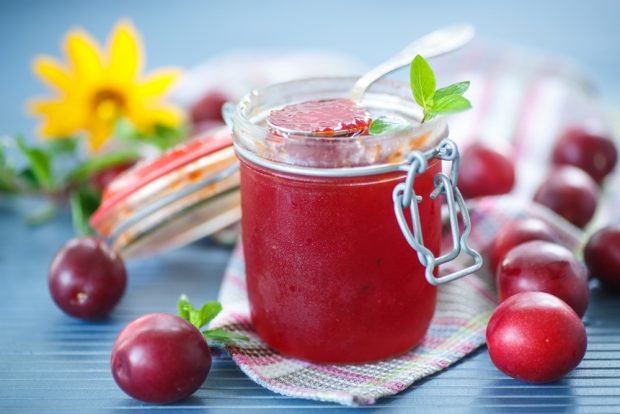 Jam from red cherry plum without seeds