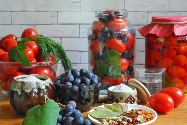 Tomatoes with isabella grapes for winter