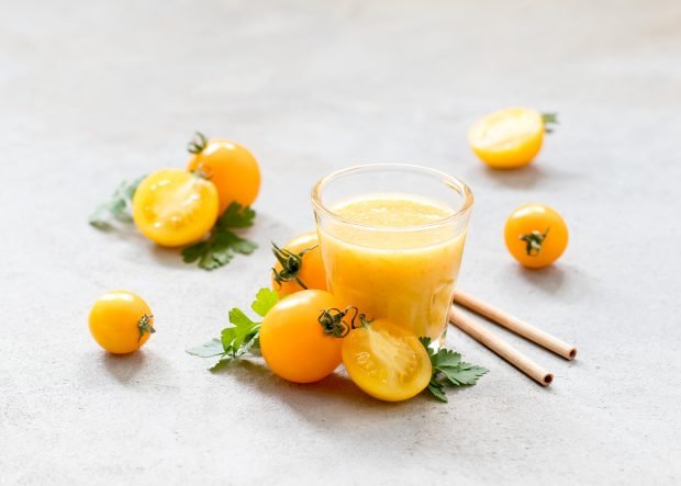 Yellow tomato juice for winter