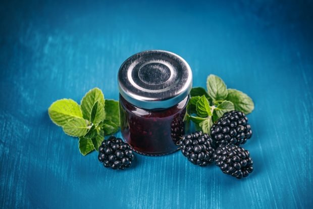 Blackberry jam with lemon 