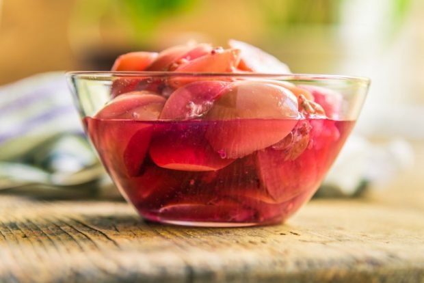 Apples in syrup in jars for winter