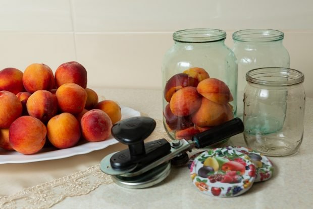 Peach compote for winter without sugar