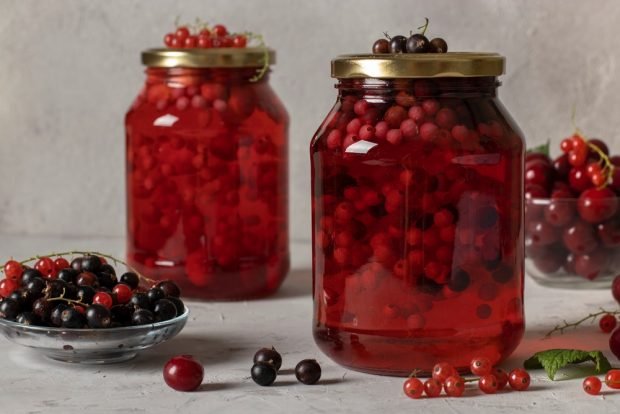 Berry compote in jars