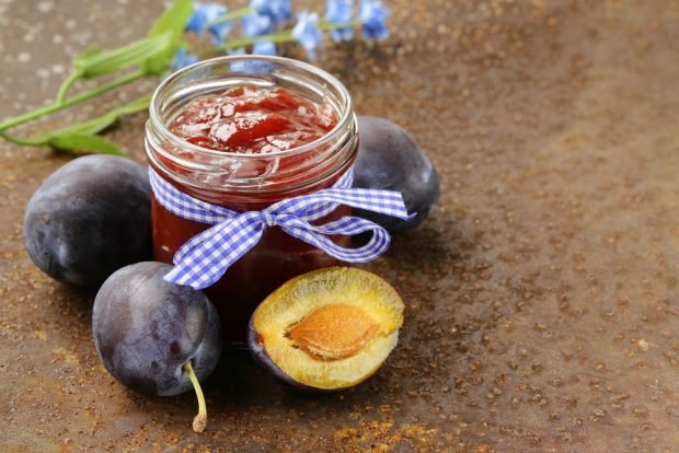 Plum jam with pitted orange 