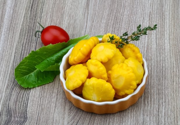 Pickled squash with tomatoes without sterilization