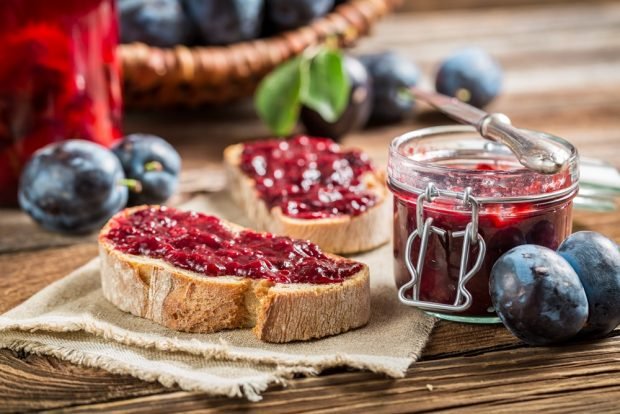 Plum jam with lingonberries