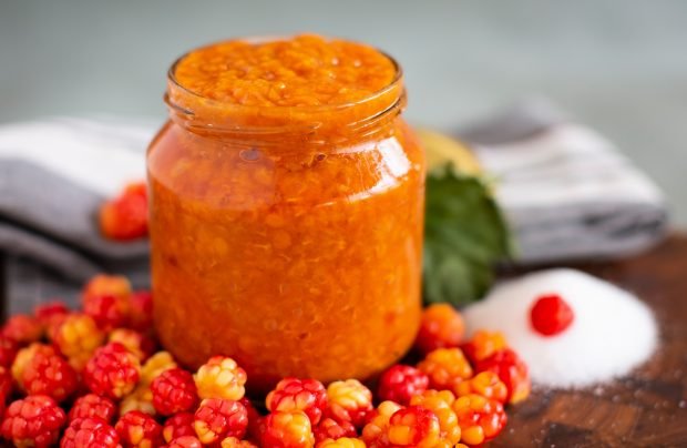 Cloudberry jam without seeds