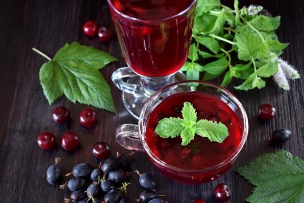 Currant and mint mojito for winter