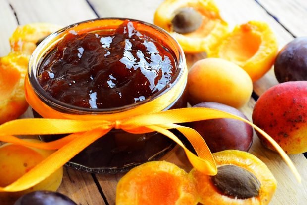 Jam from plums and apricots