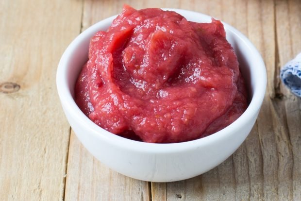 Applesauce with lingonberries for winter