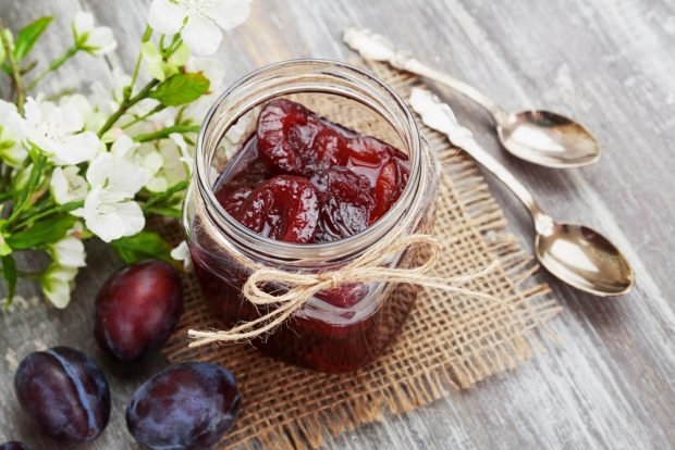 Prunes in syrup for the winter without sterilization