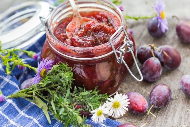 Jam from unripe plums