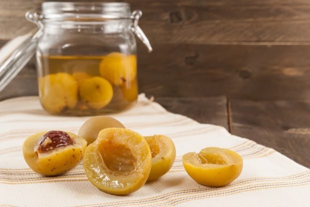 Canned compote for winter from whole peaches 