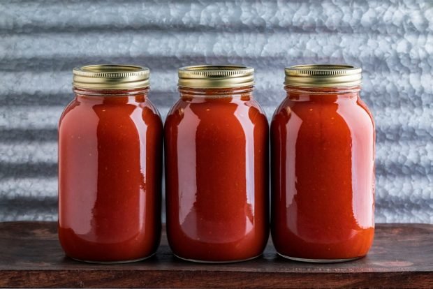 Homemade ketchup for winter 