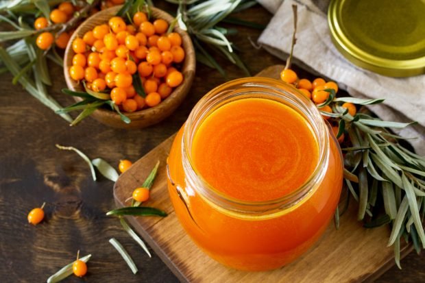 Sea buckthorn with honey and lemon for the winter without cooking 